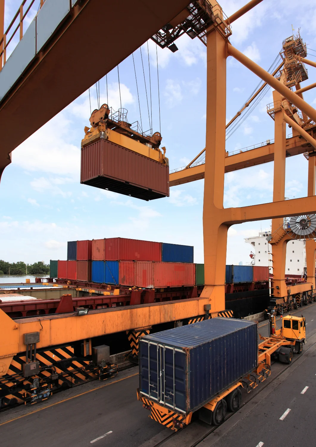 Movement of containers in the port